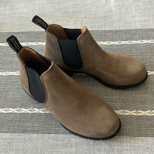 NEW Blundstone Chelsea boots, size 7.5.